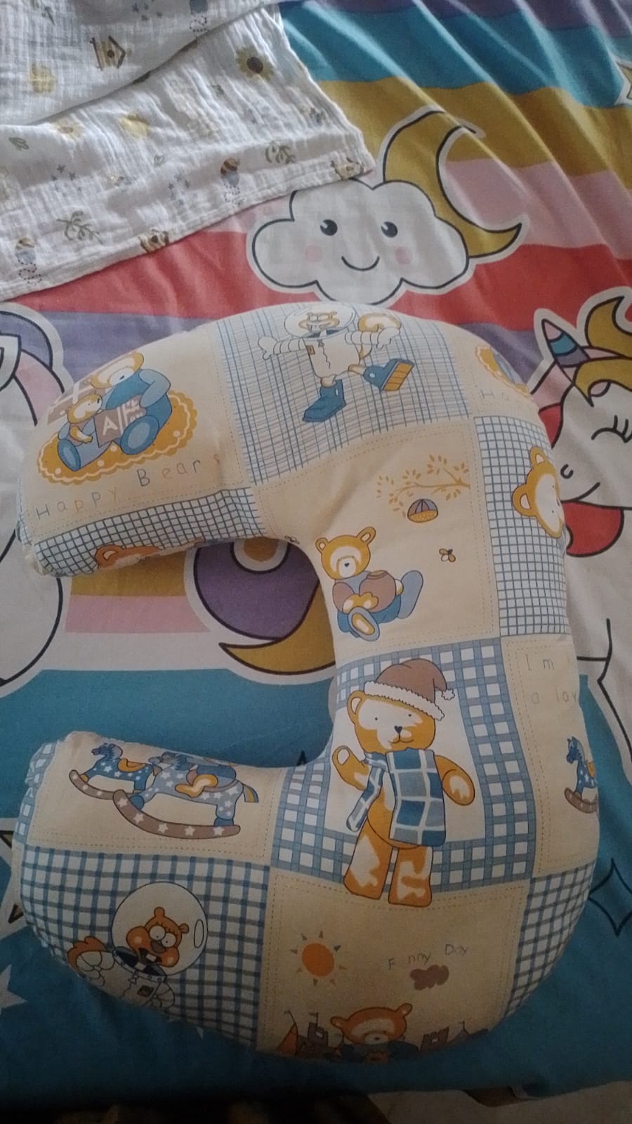 Preloved babyhug feeding pillow