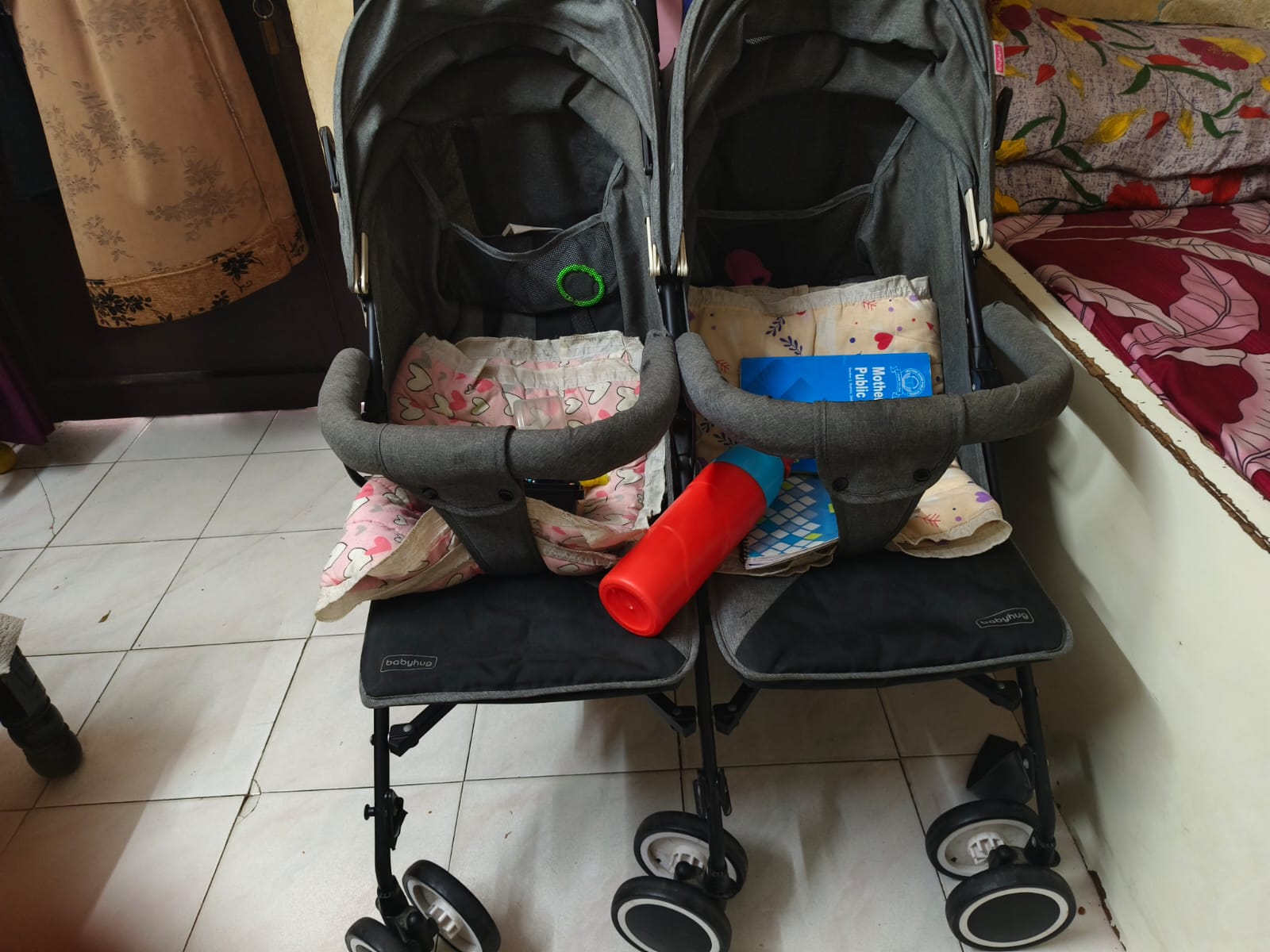 secondhand Babyhug twin stroller ( New Delhi )