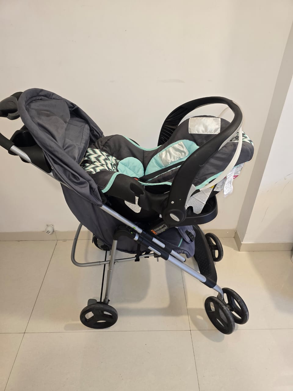 used but good condition Evenflo stroller and car seat ( Mumbai )