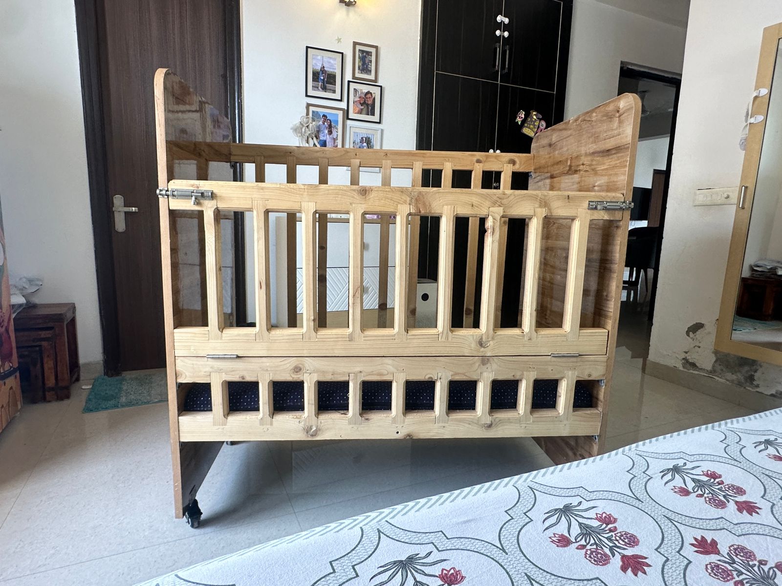 preowned wooden baby cot ( Delhi NCR )