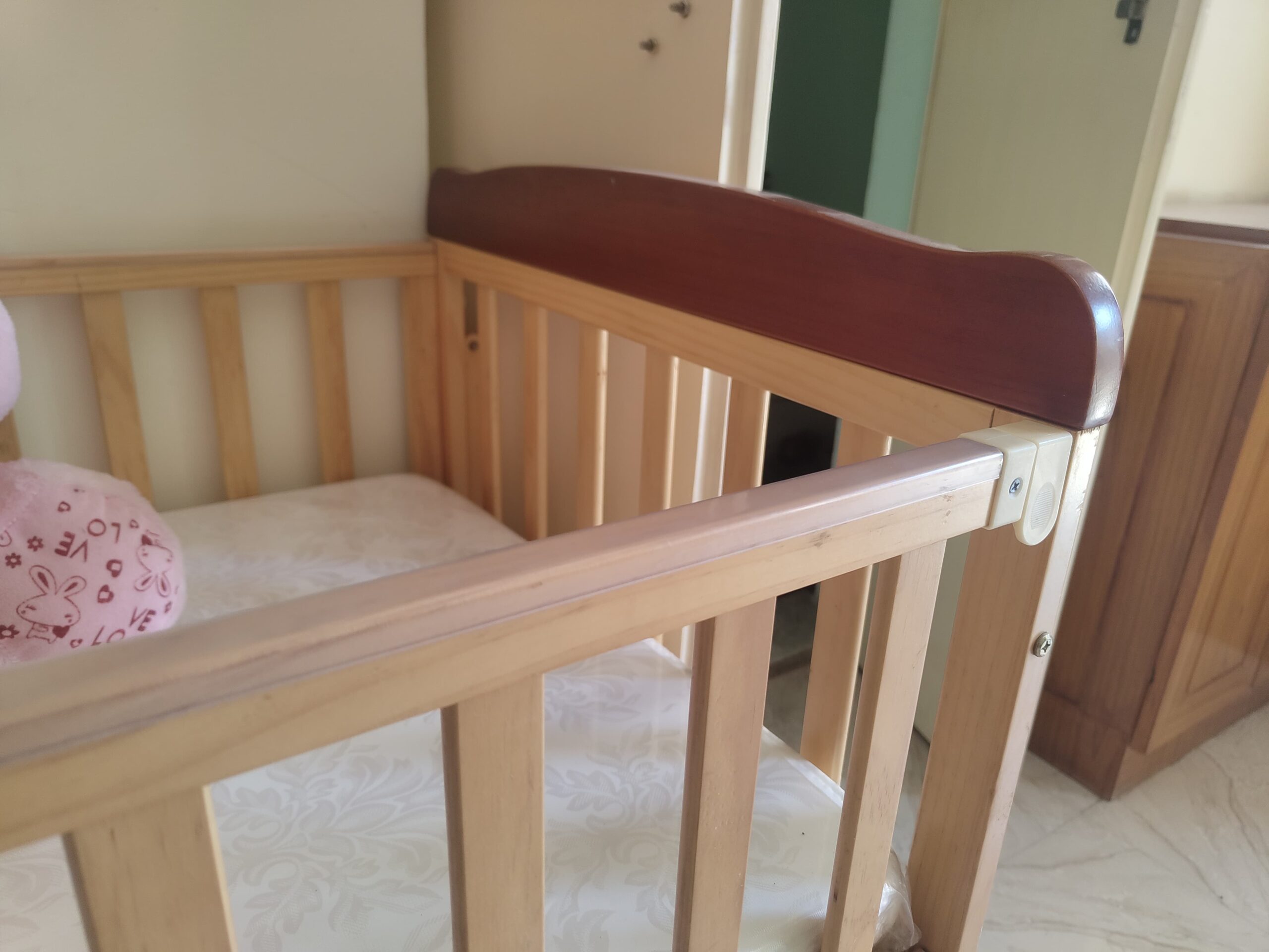 secondhand Babyhug hamilton wooden cot ( Gurgaon )