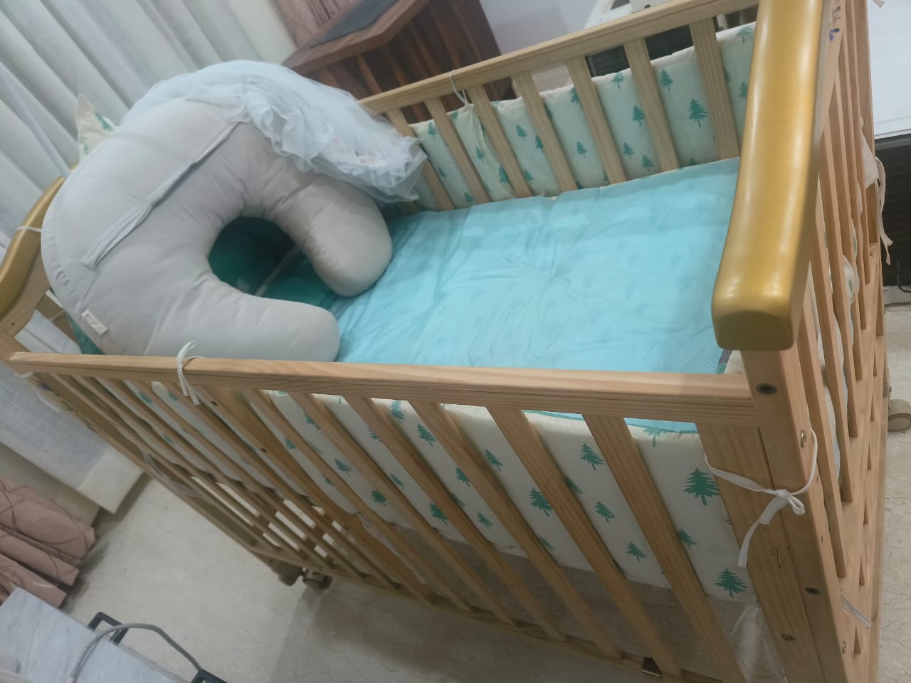 Used Huny huny crib with mattress for sale in Gurgaon