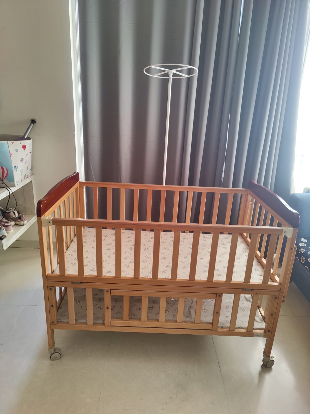 Thrift baby Babyhug baby cot ( Mumbai )