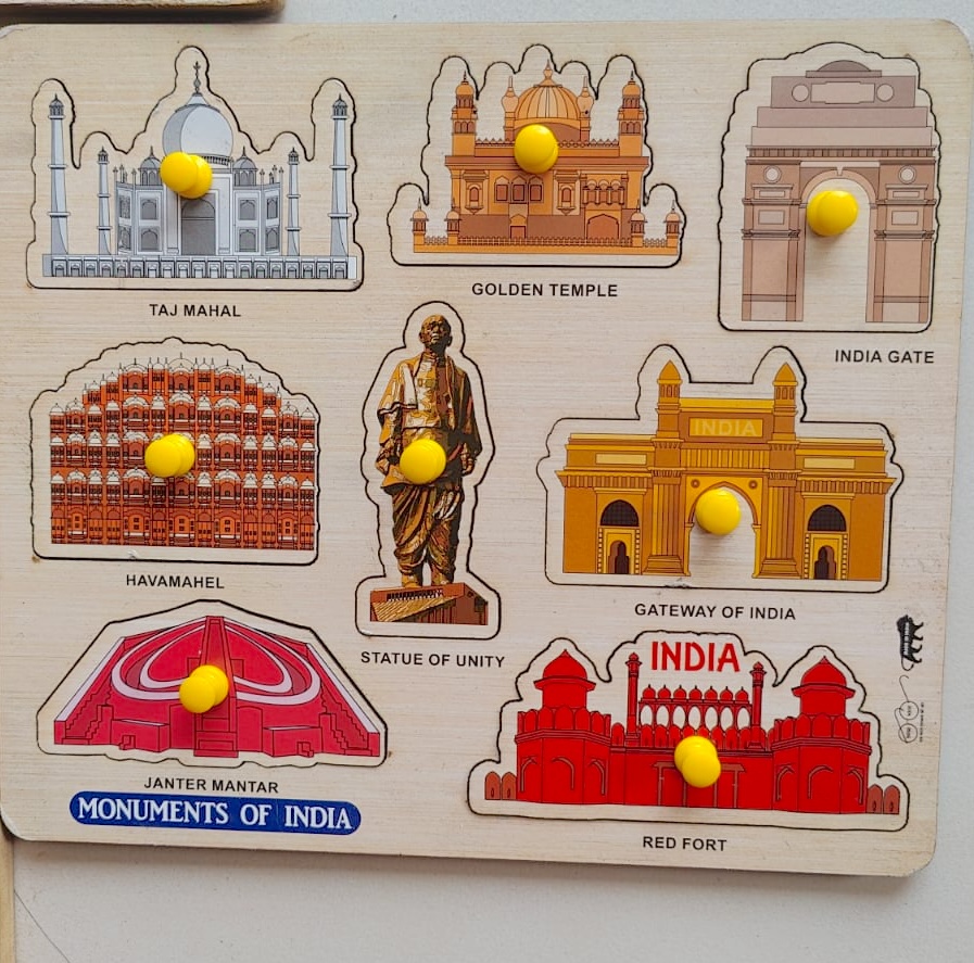 Wodden kids puzzle on Indian monuments