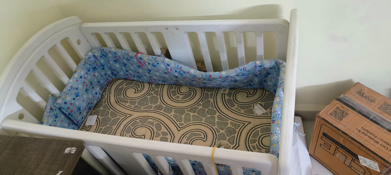 Secondhand Baby hug cradle with matters ( Hyderabad )