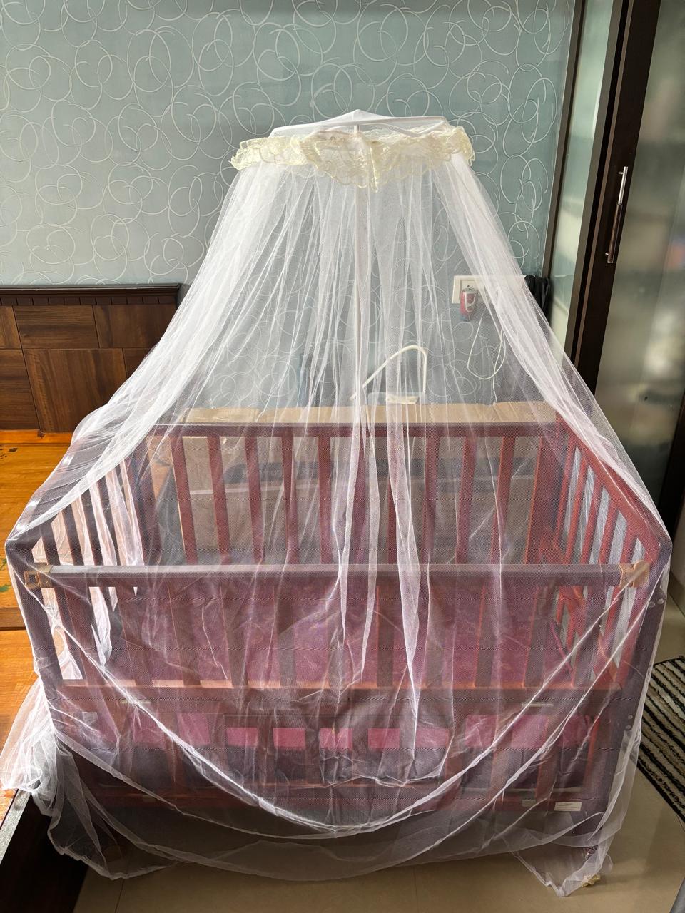 Secondhand Babyhug montana cot cum rocker with mosquito net ( Mumbai )