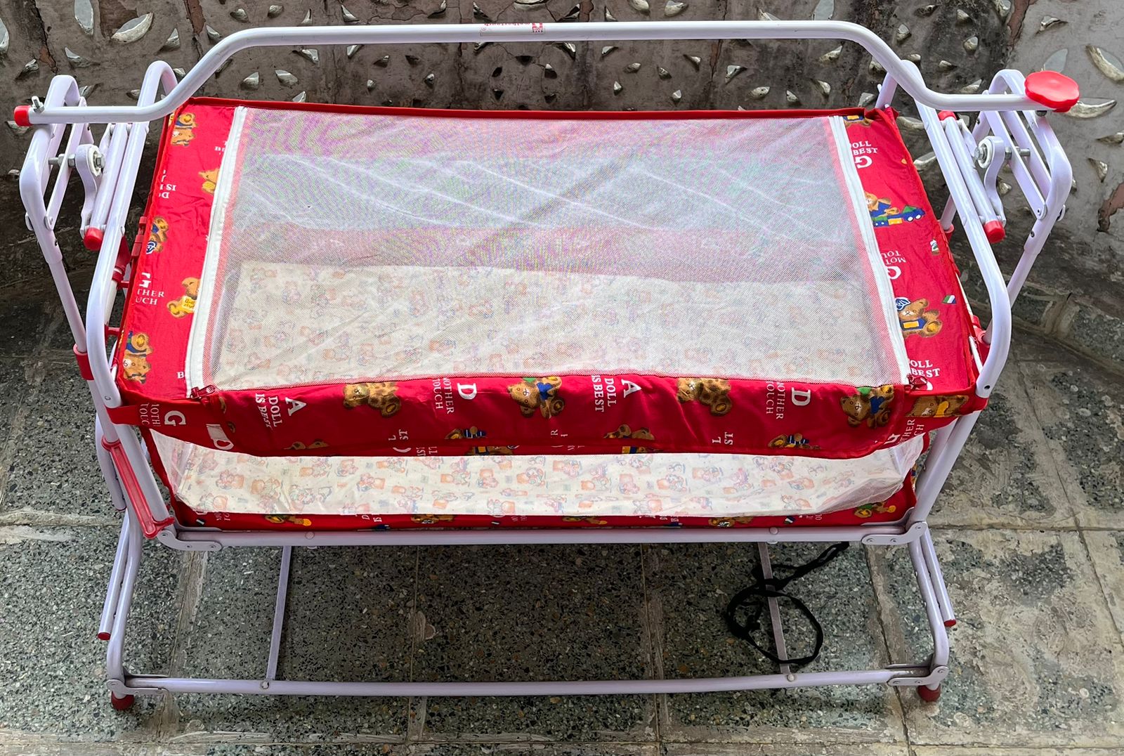 Used Mothertouch baby cradle ( Vasai )