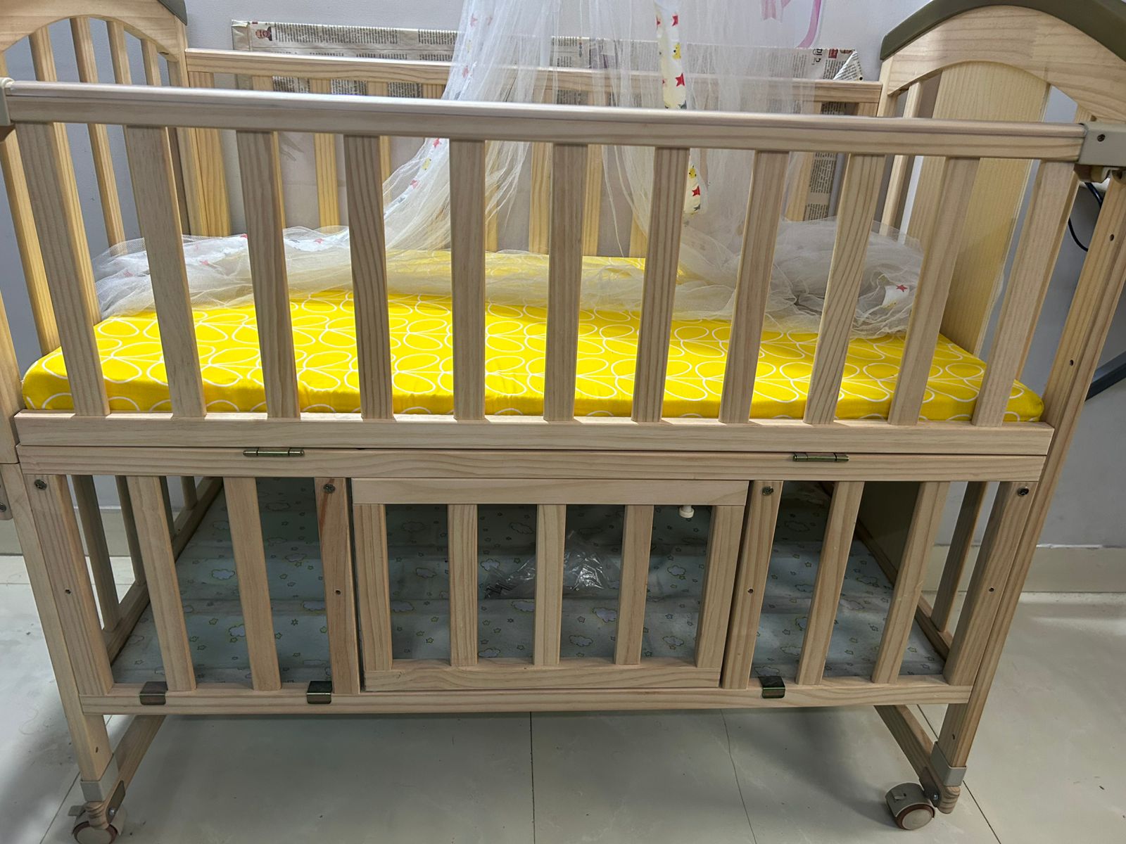 Secondhand wooden baby cot with mattress and mosquito net ( Mumbai )