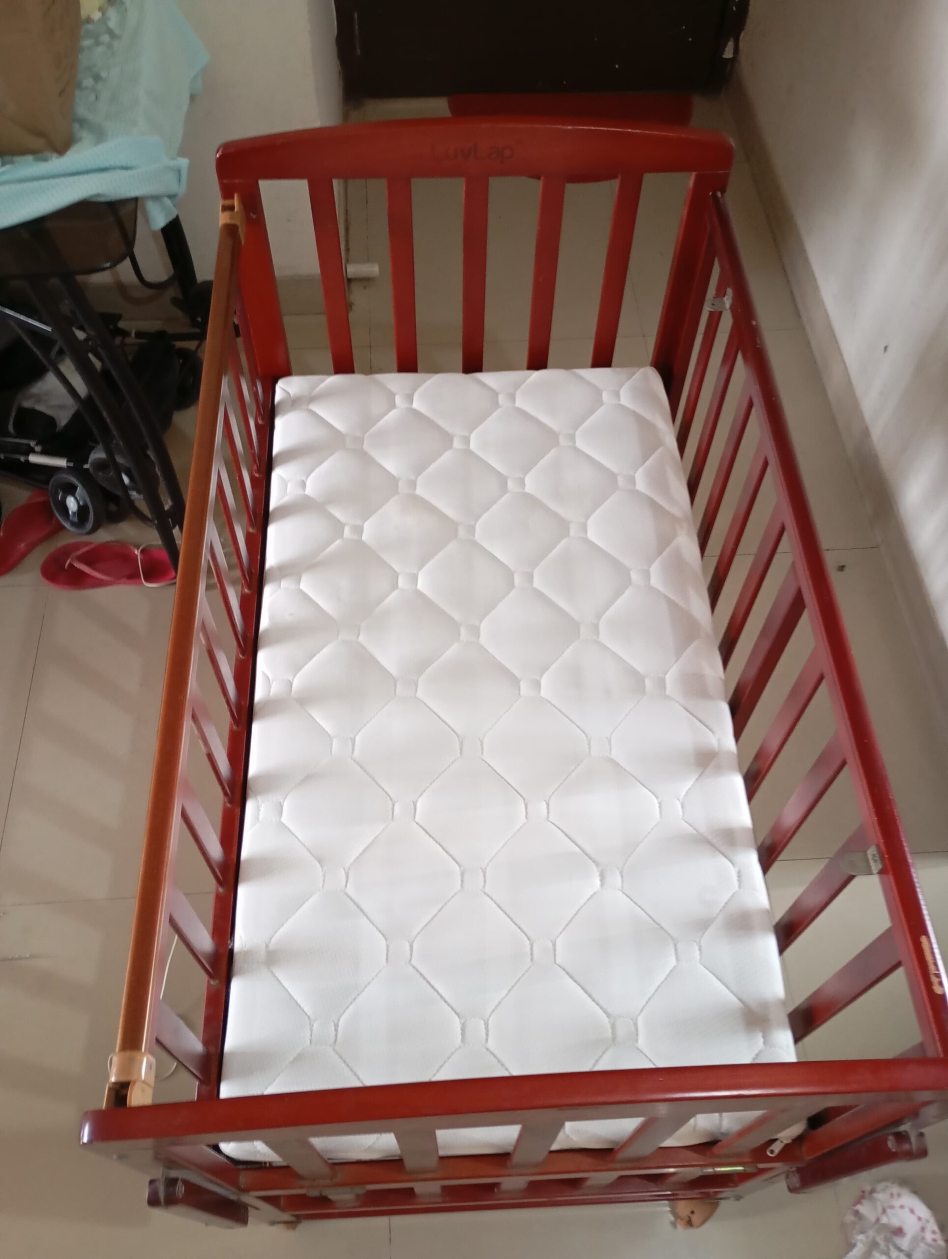 Preowned Luvlap baby crib for sale in Mumbai