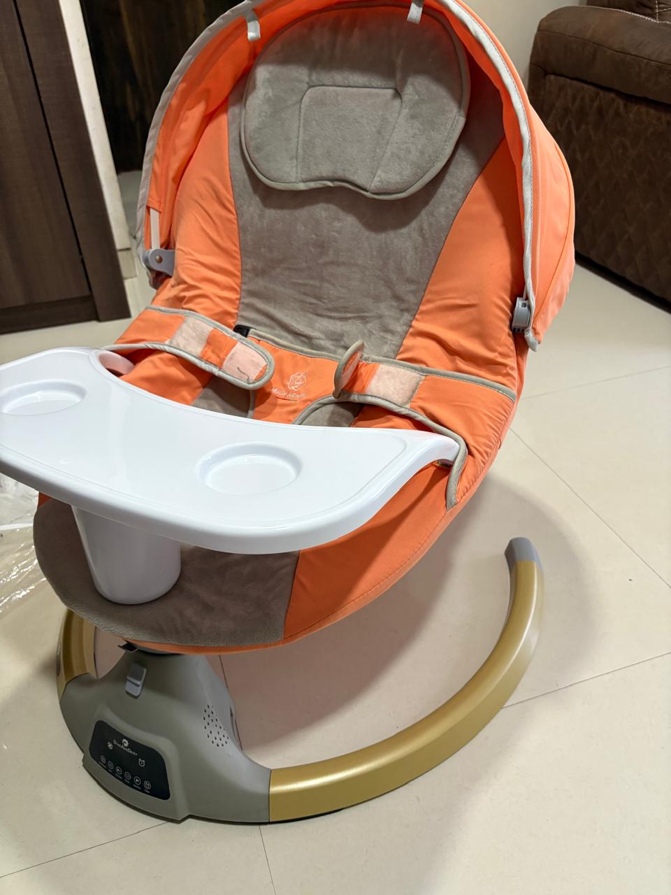 Used but good condition Like New Star and Daisy automatic electric baby swing rocker cradle with feeding tray in Mumbai