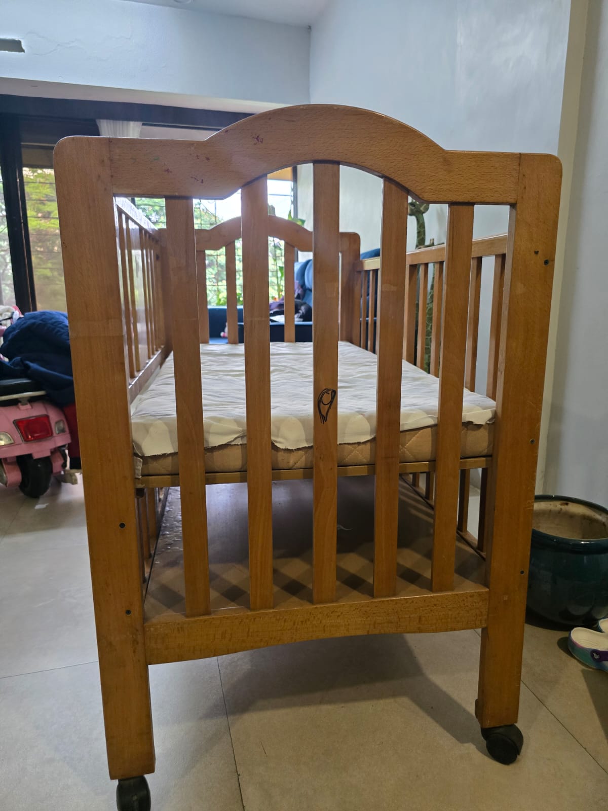 Gently used baby cot in Mumbai - sustainable choice