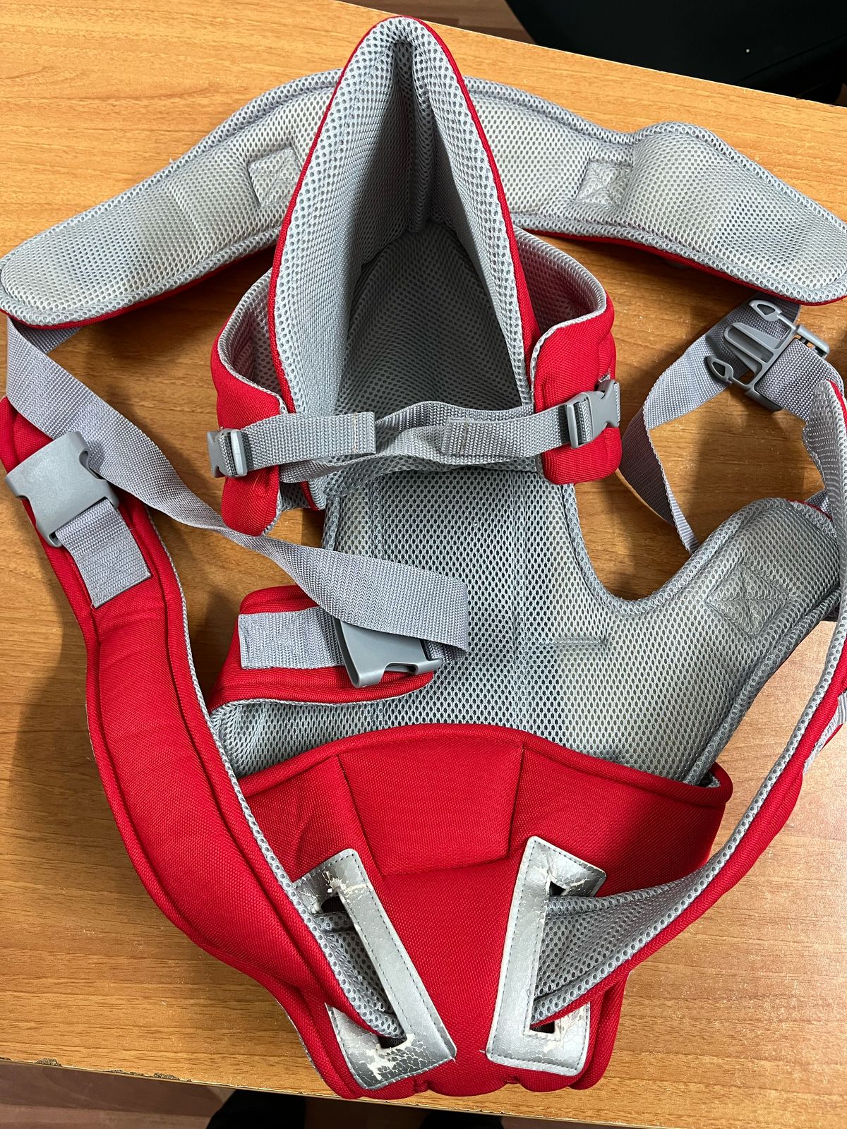 Secondhand unused Like new easy to use baby carrier for sale