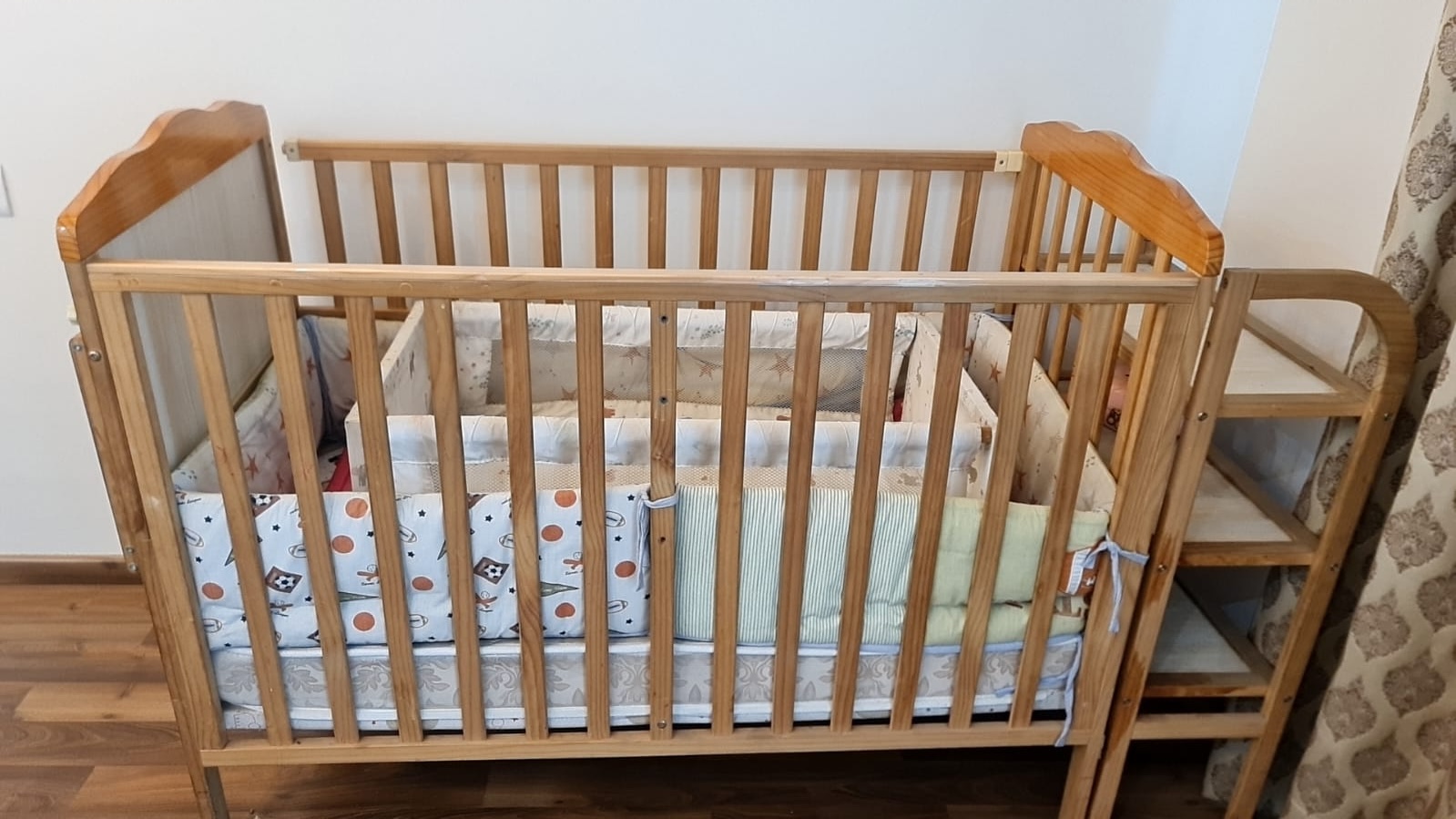Preowned Babyhug baby cot – sturdy and affordable in Faridabad