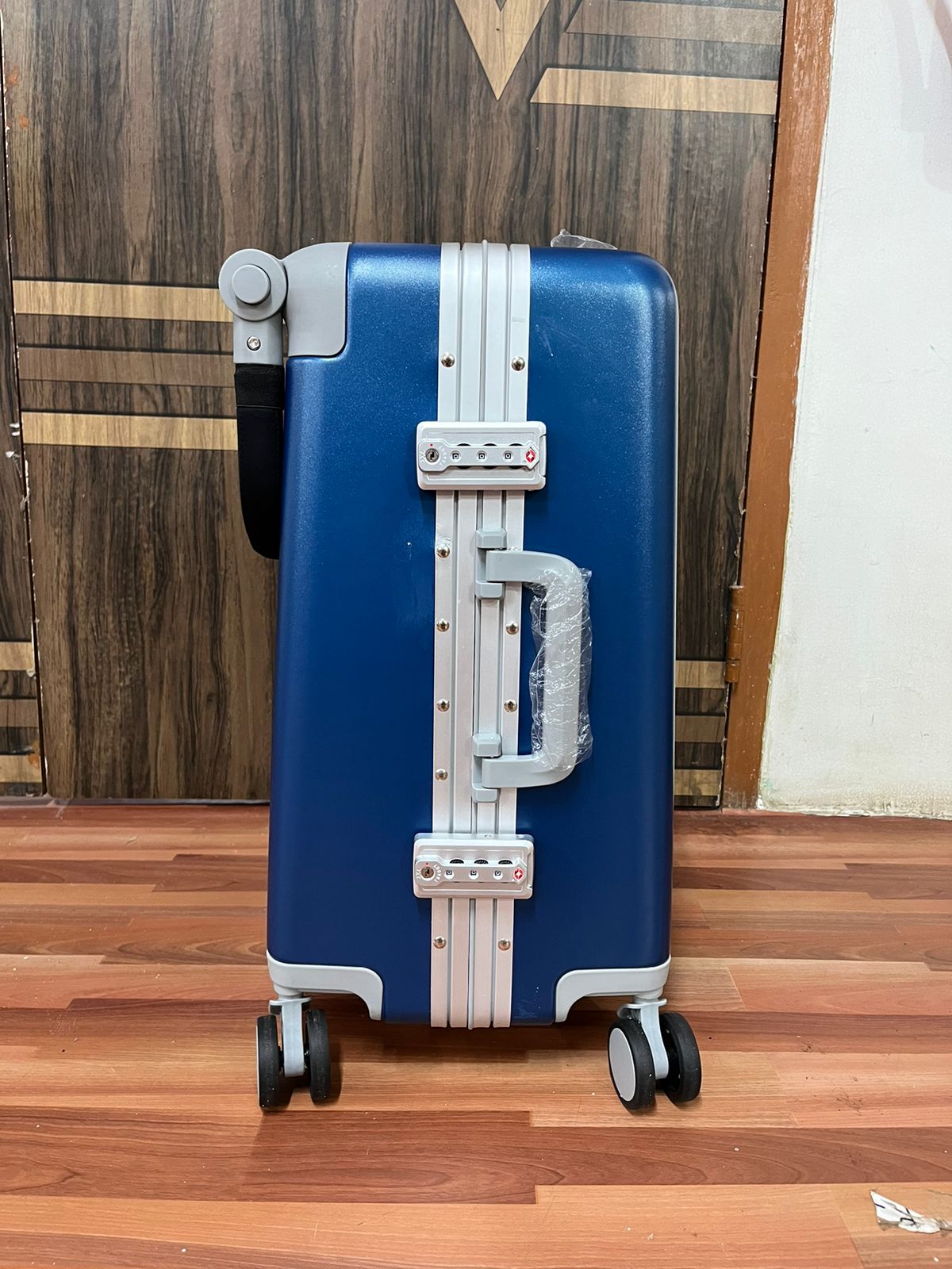 Kids ride on travel suit case by butt baby