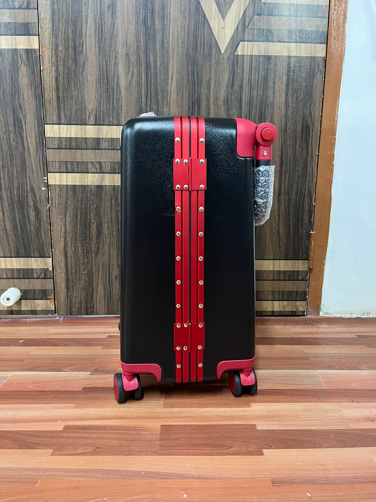 Buttbaby Sit and Go Cabin Luggage Carrier - Intense Black with slight flaw