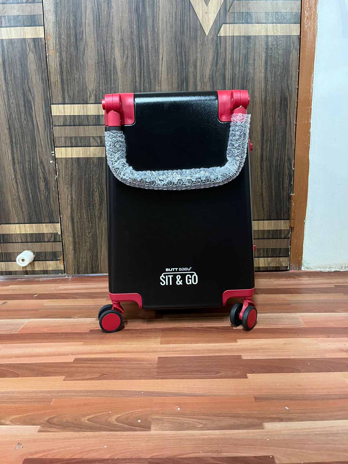 Almost new Buttbaby Sit and Go Cabin Luggage Carrier - Intense Black