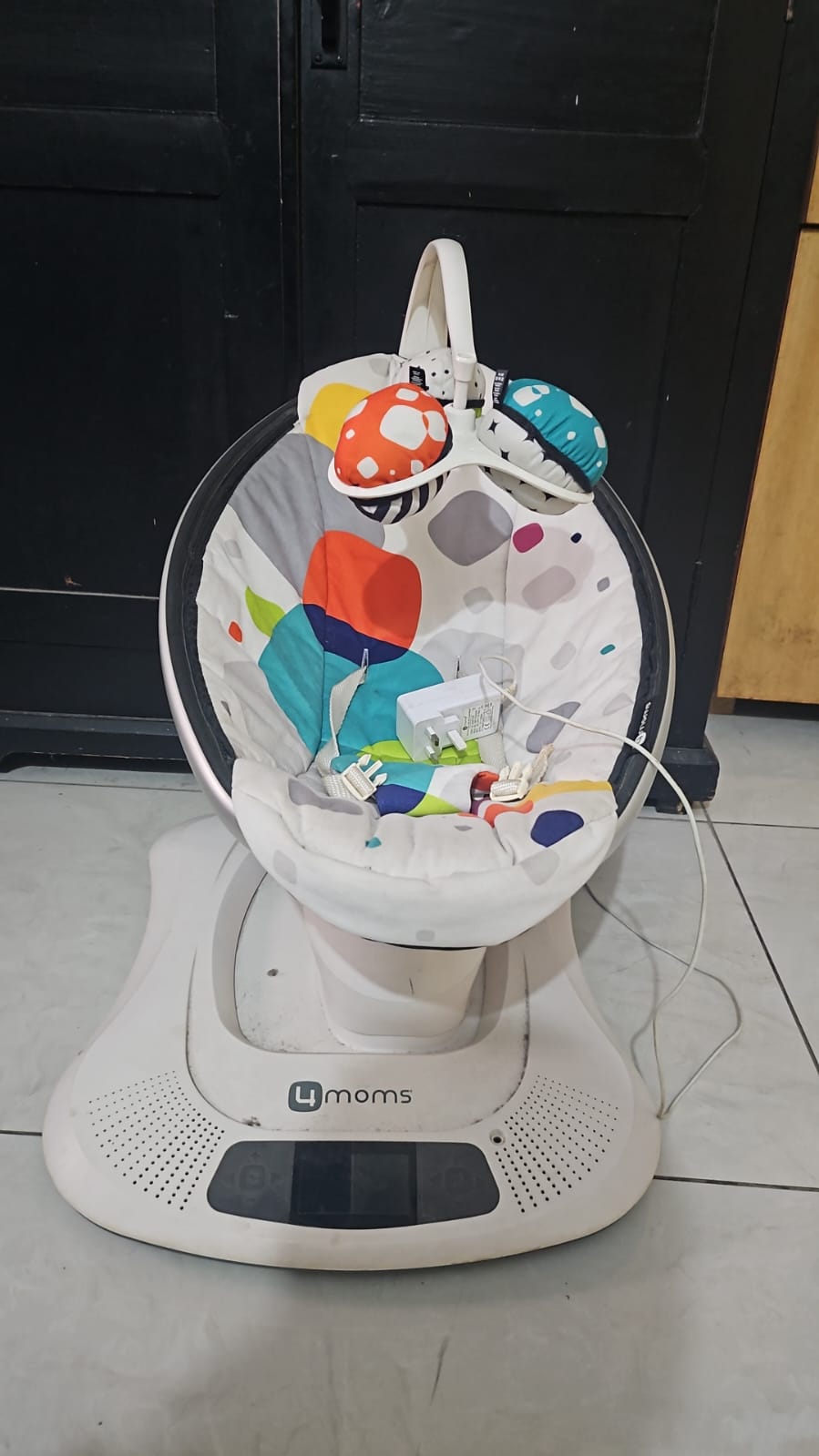 Secondhand 4moms mamaRoo electric baby seat for infants