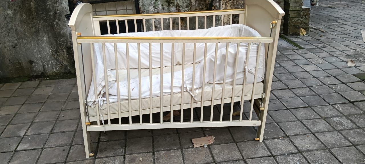 Used baby cot with mattress preloved India Mumbai