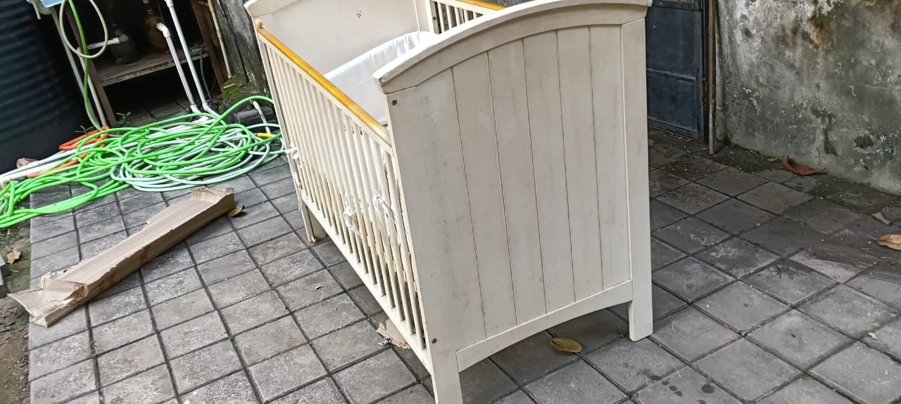 Preowned baby cot in good condition India Mumbai