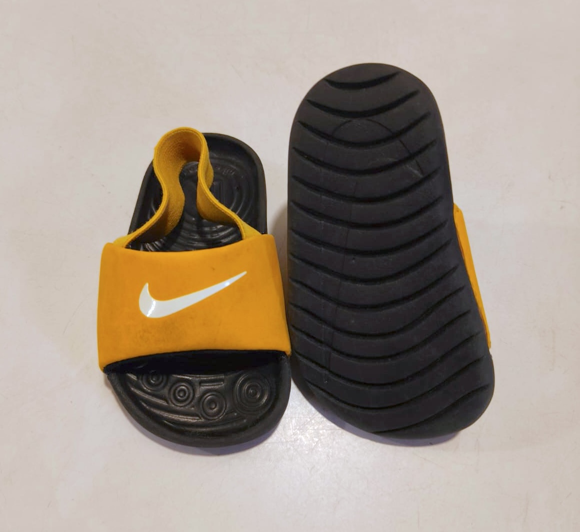 Secondhand like new Nike baby slippers 9-12 months