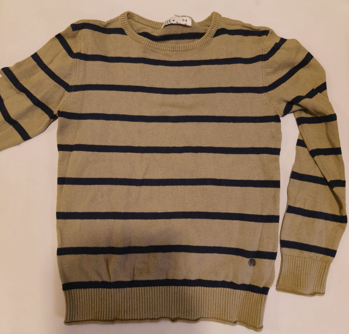 Cozy light sweater for kids preloved India Cozy light sweater for kids preloved India