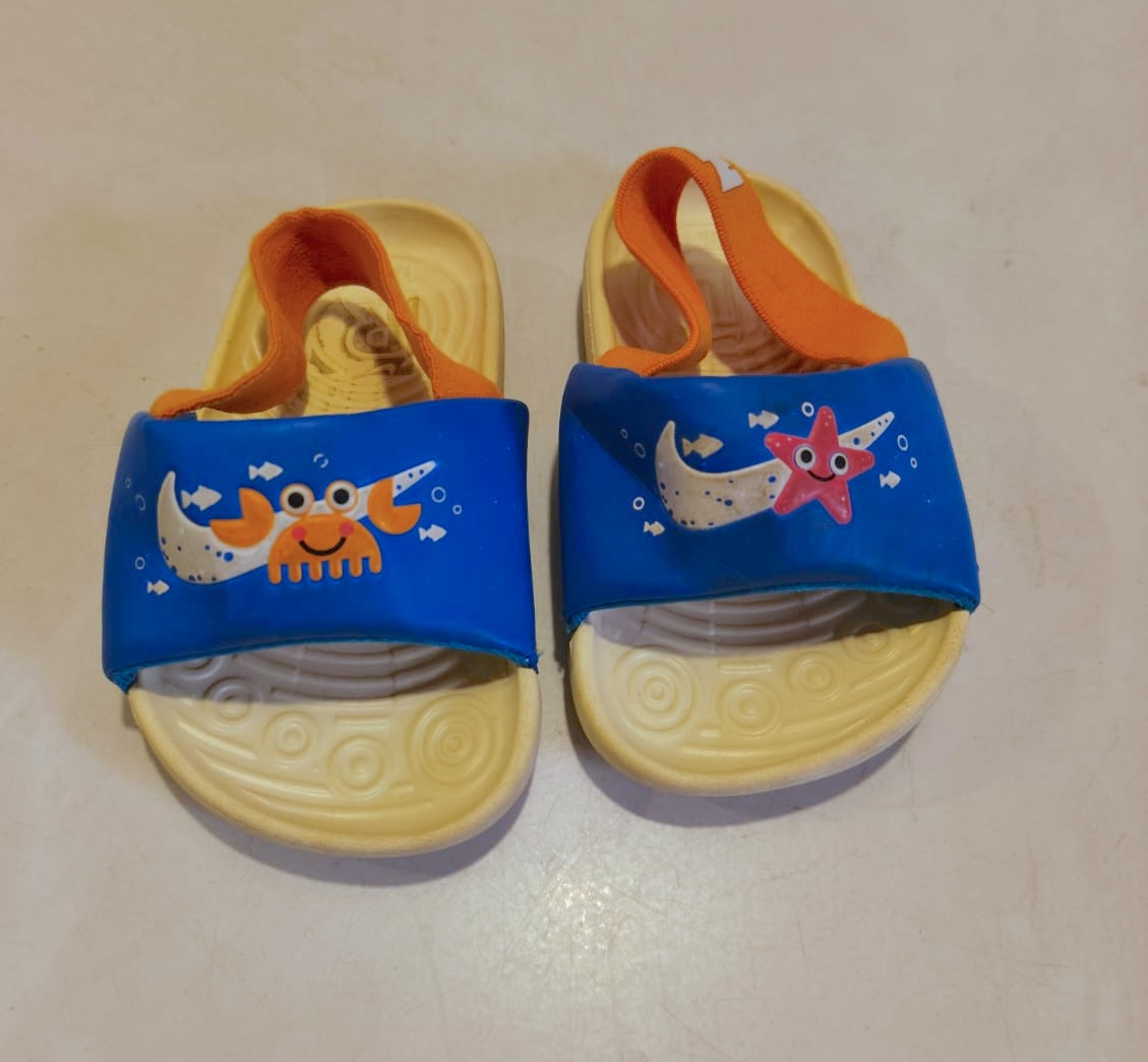 Preloved Nike baby slippers 9-12 months