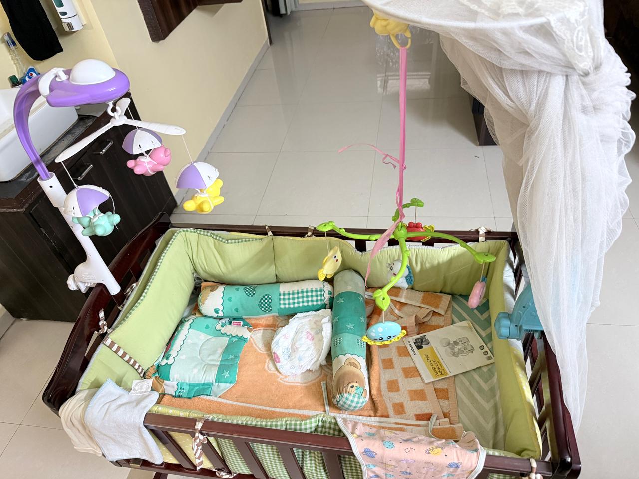 Comfortable baby sleeping cradle preloved India