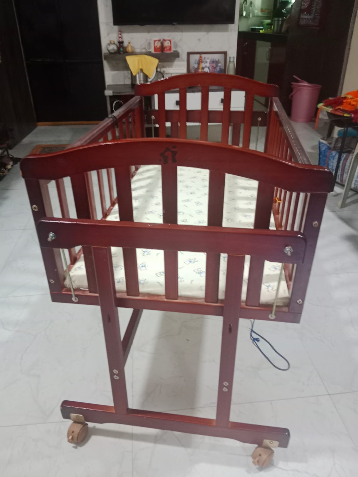 Safe and comfortable baby cradle preloved India Safe and comfortable baby cradle preloved India