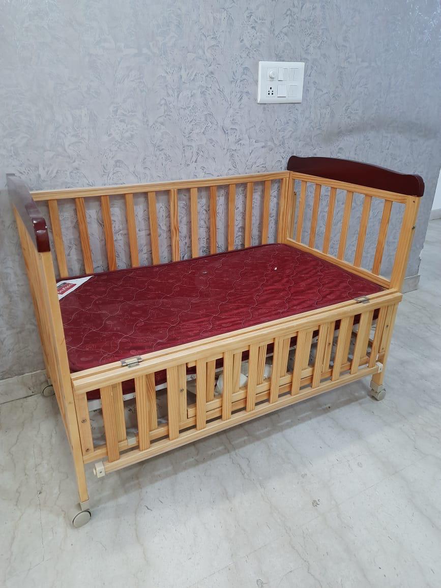 Preowned Babyhug baby bed in good condition