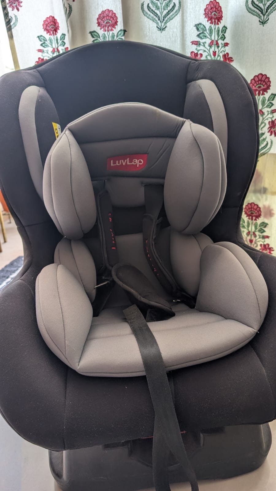 Second hand LuvLap baby car seat Pune Second hand LuvLap baby car seat Pune