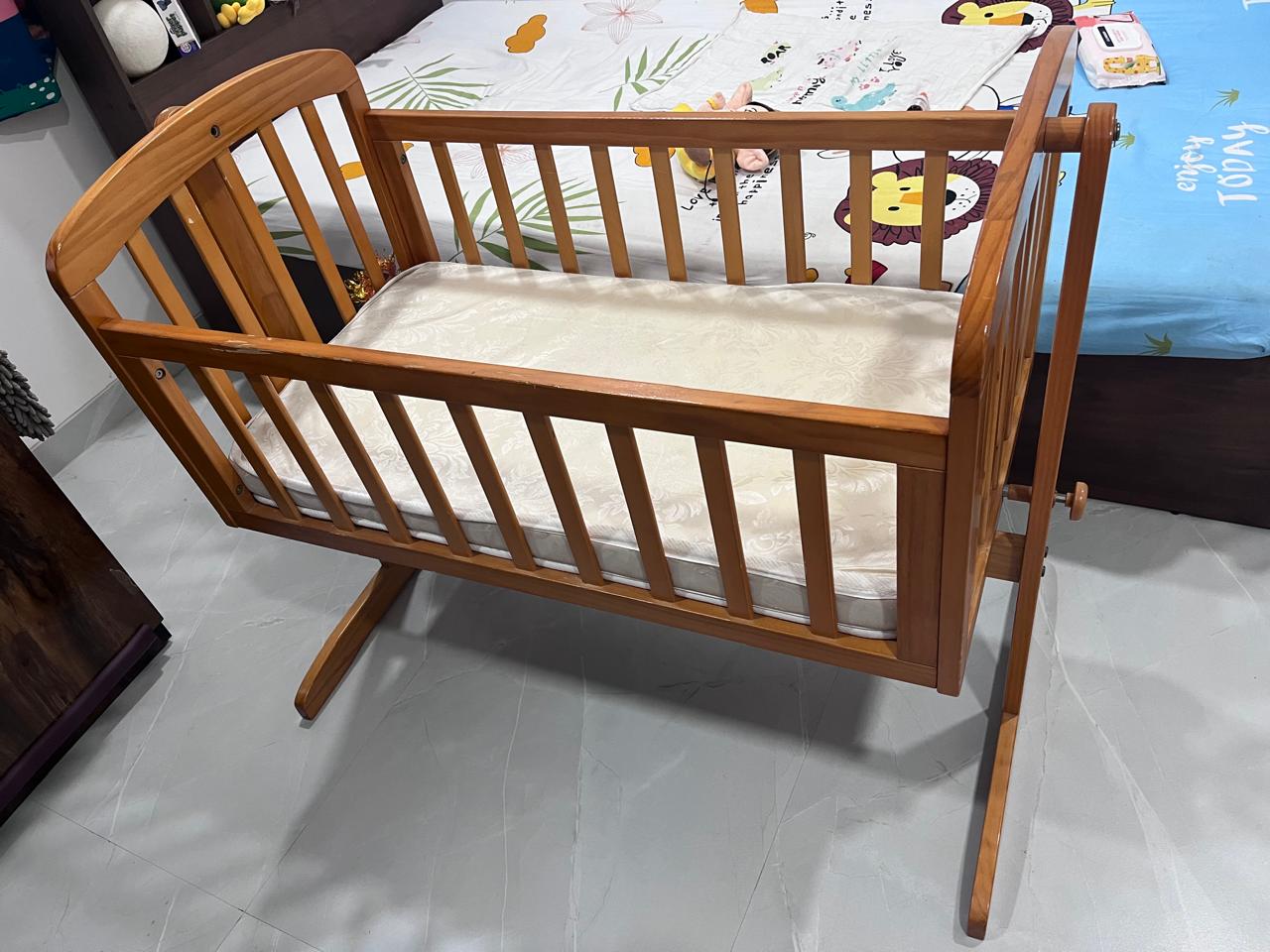 Used Babyhug baby cot with mattress Mumbai good condition