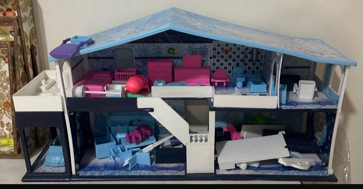 Preowned Frozen Elsa toy house