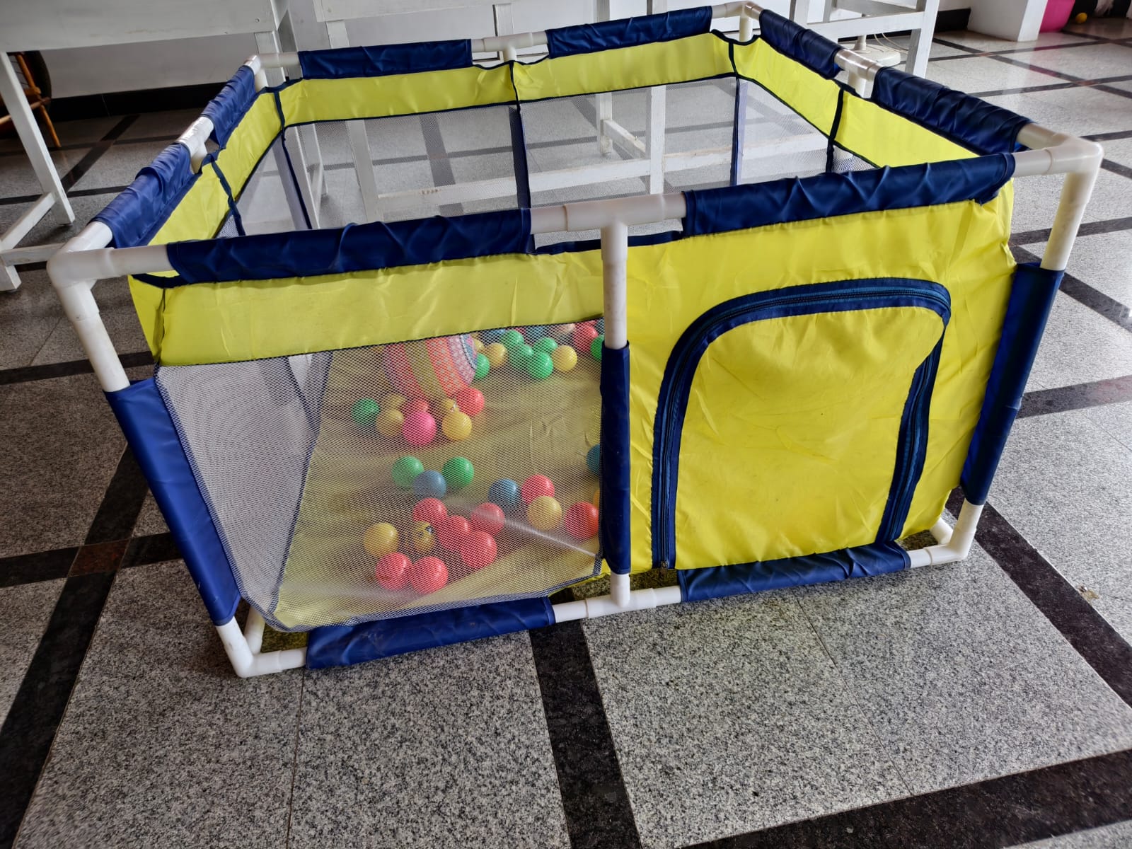 Kids safety play fence in good condition