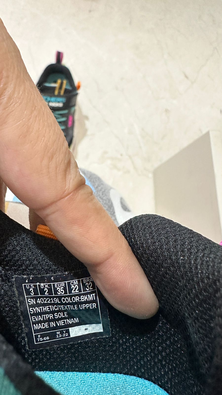 Stylish Skechers sneakers preloved