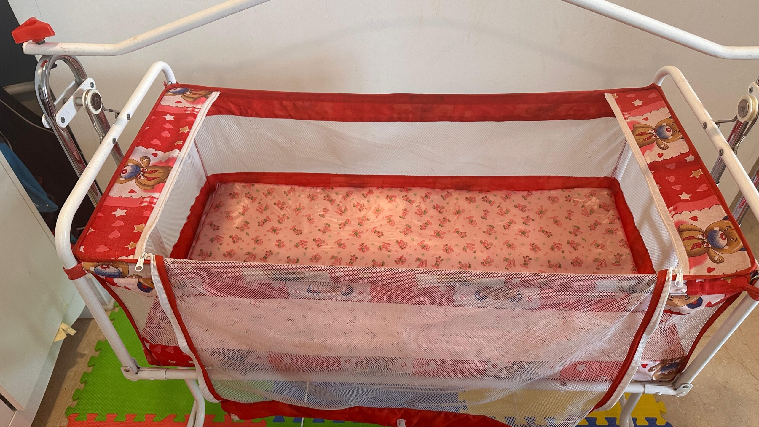 Preowned baby sleeping cradle in good condition