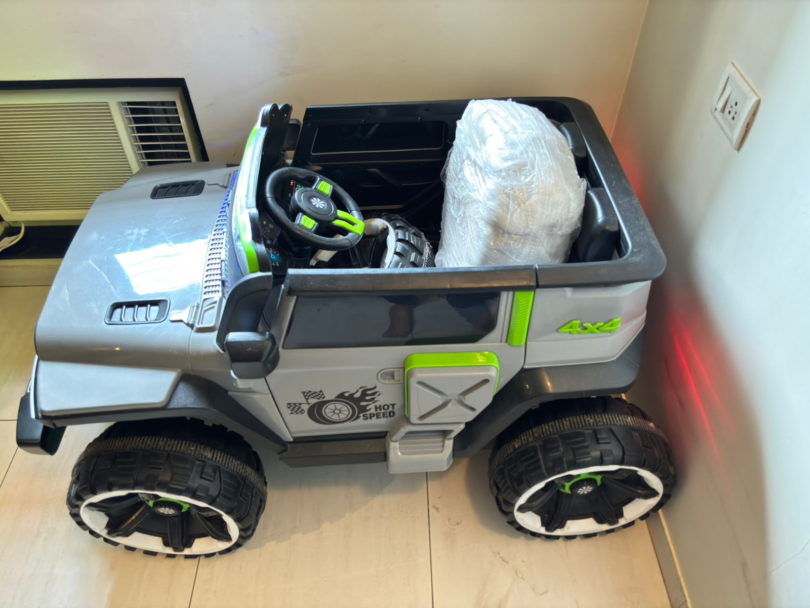 Kids toy ride on car in good condition