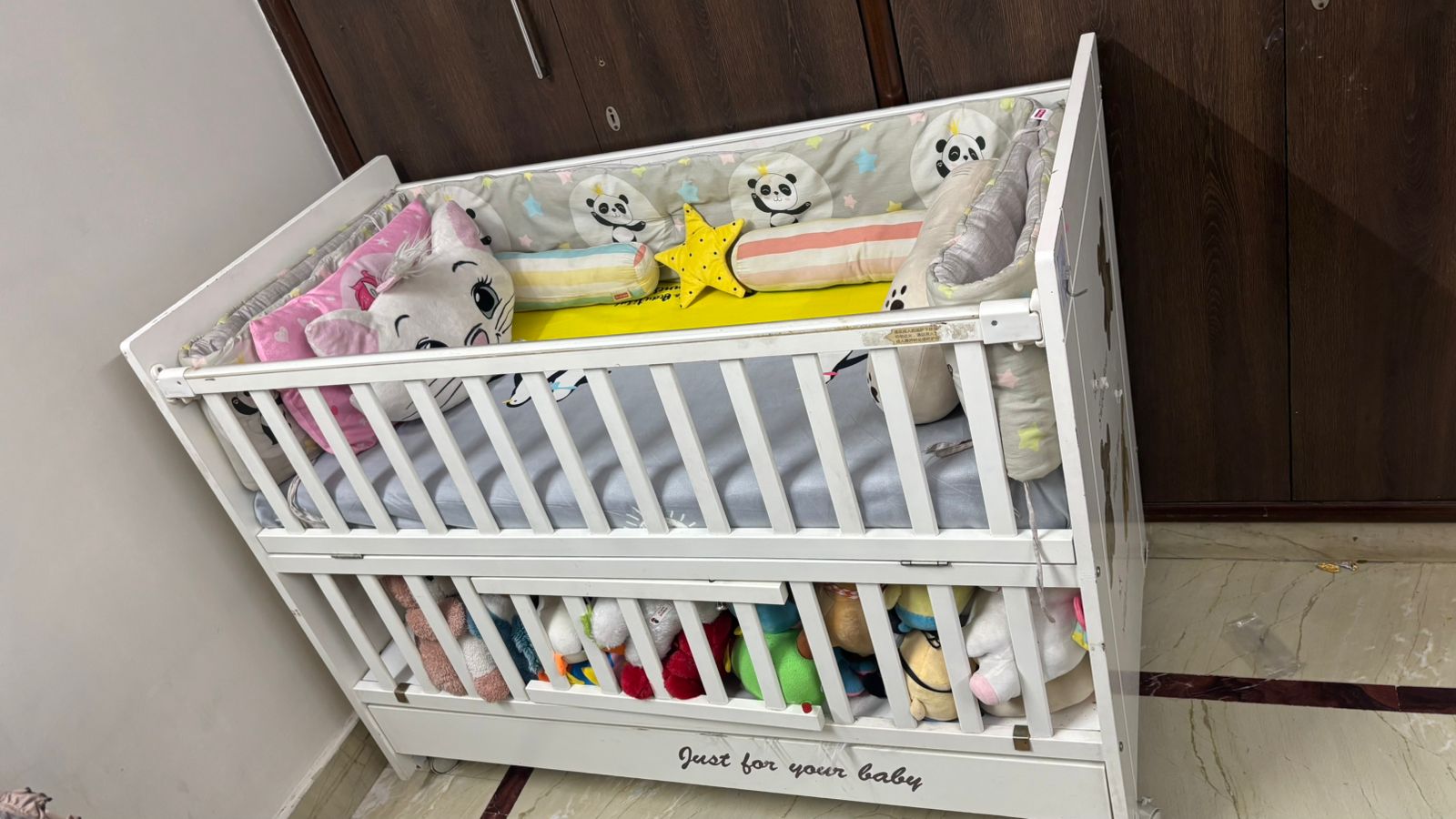 Preowned baby crib in good condition for sale in Delhi