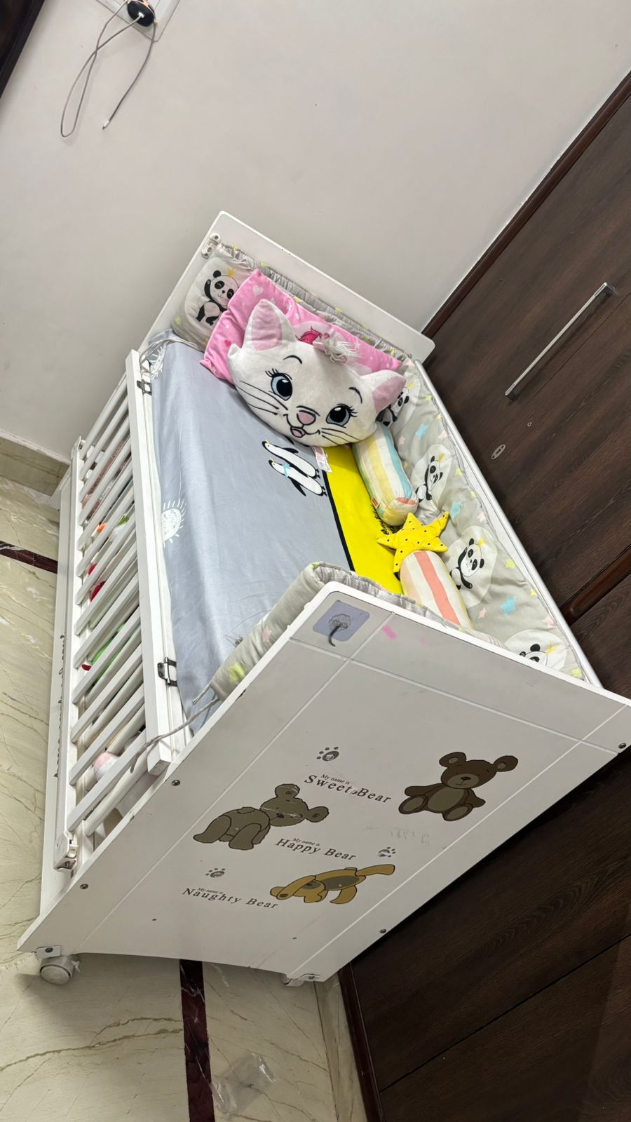 Affordable baby cot New Delhi preloved